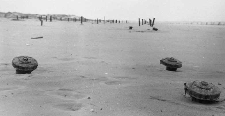Противотанковые мины на пляже. Па-де-Кале. Франция. 1944 г.