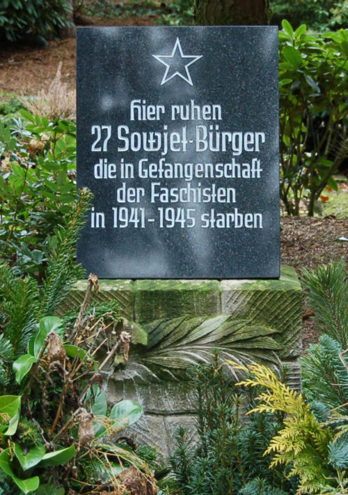г. Итерзен. Памятный знак, установленный на братской могиле, где похоронено 27 советским военнопленных.