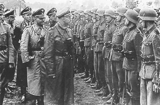 Рейхсфюрер Гиммлер инспектирует 14-ю дивизию.