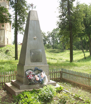 п. Любча Новогрудского р-на. Памятник, установленный на братской могиле, в которой похоронено 8 советских воинов, из них 1 неизвестный.