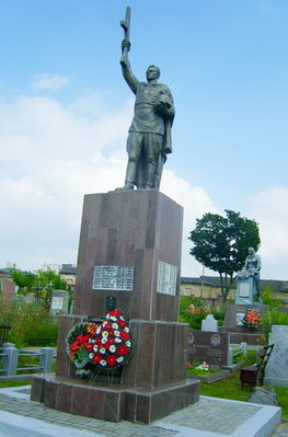 г. Гродно. Памятник на кладбище по улице Антонова, установлен на братской могиле, в которой захоронено 490 советских воинов, из них 433 неизвестных.