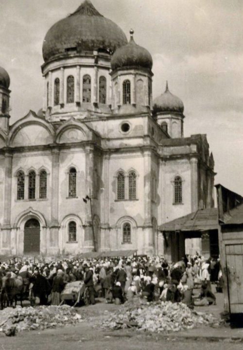 Торговля возле собора Рождества Пресвятой Богородицы на Старом базаре. Август 1942 г.