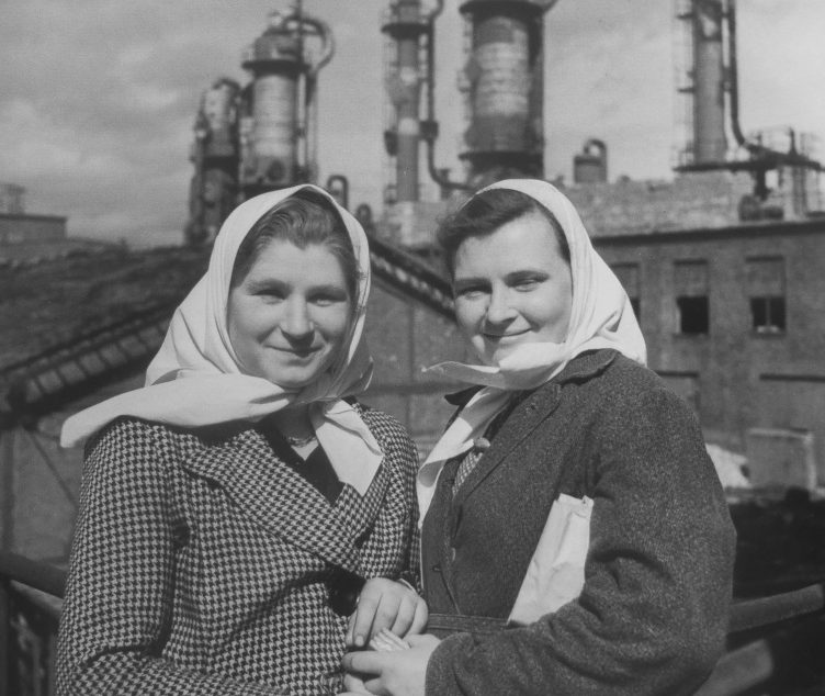 Советские подневольные работницы, освобожденные в городе. Апрель 1945 г. 