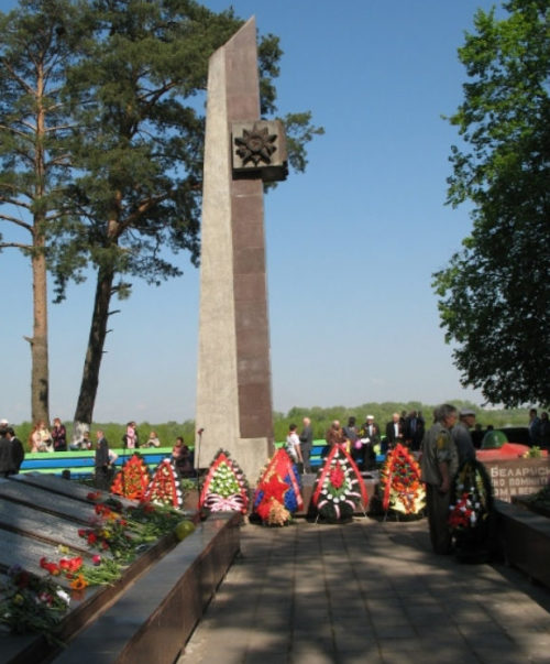 п. Чёнки Гомельского р-на. Памятник, установленный в 1959 году на братской могиле, в которой похоронен 1 761 воин 194-й стрелковой дивизии 48-й армии, погибших 11 ноября 1943 г. в боях против немецко-фашистских захватчиков при форсировании реки Сож.