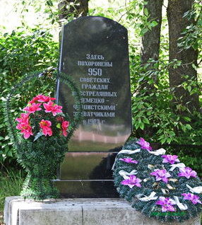 д. Малые Воробьевичи Новогрудского р-на. Памятник, установленный на братской могиле, в которой похоронено 950 узников Любчанского гетто.