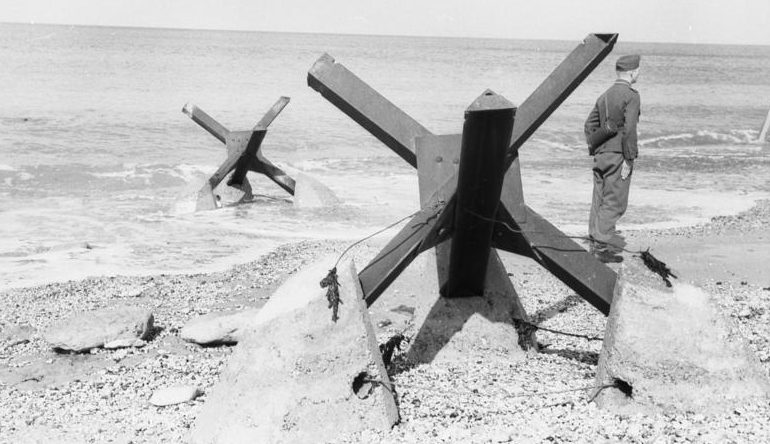 Противотанковый «еж с якорями» на пляже. Па-де-Кале. Франция. 1944 г.
