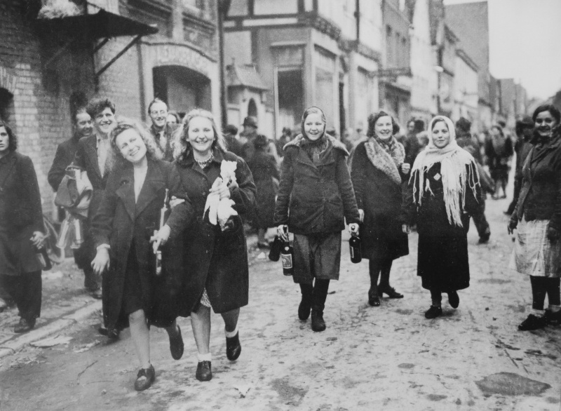 Освобожденные подневольные рабочие из Польши, СССР и Франции на улице немецкого города Липпштадт. Апрель 1945 г. 