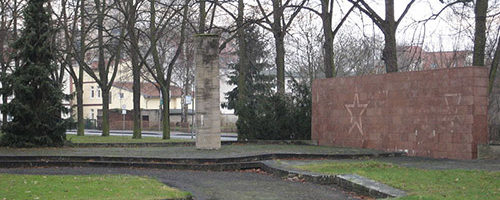 г. Пазевальк. Памятник, установленный на братской могиле, в которой похоронен 21 советский воин. 