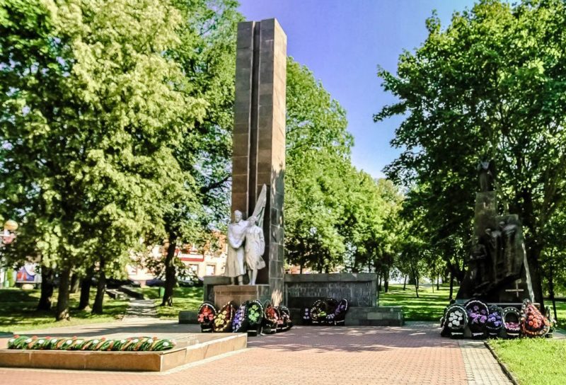 г. Новогрудок. Мемориал погибшим советским воинам и памятник Неизвестному солдату.