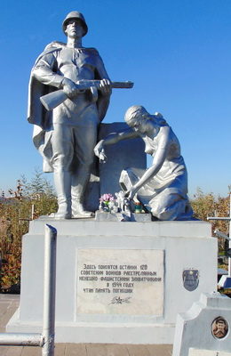 г. Гродно. Памятник на кладбище по улице Антонова, установлен на братской могиле, в которой захоронено 120 советских воинов, из них 104 неизвестных.