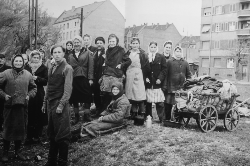 Подневольные рабочие из СССР, освобожденные в Людвигсхафене-на-Рейне. Апрель 1945 г. 