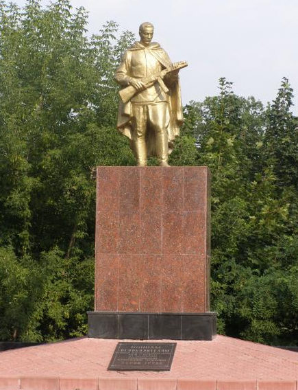 г. Добруш. Памятник воинам, павшим в годы войны, установленный на бумажной фабрике. 