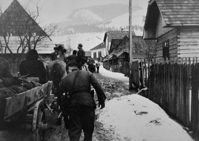 Партизанская бригада проходит село. Март 1945 г. 