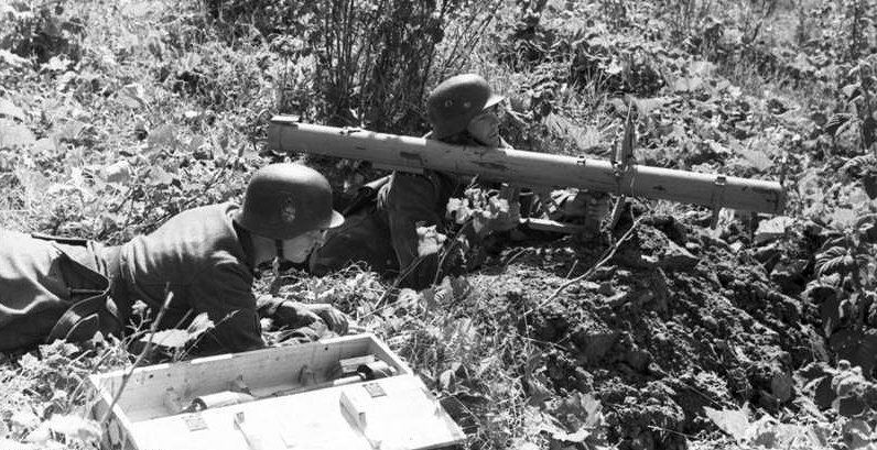 Солдаты дивизии с Панцершреком. Август 1944 г.