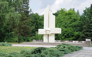 г. Люббен. Памятник, установленный у братских могил, в которых похоронено 207 советских воинов.