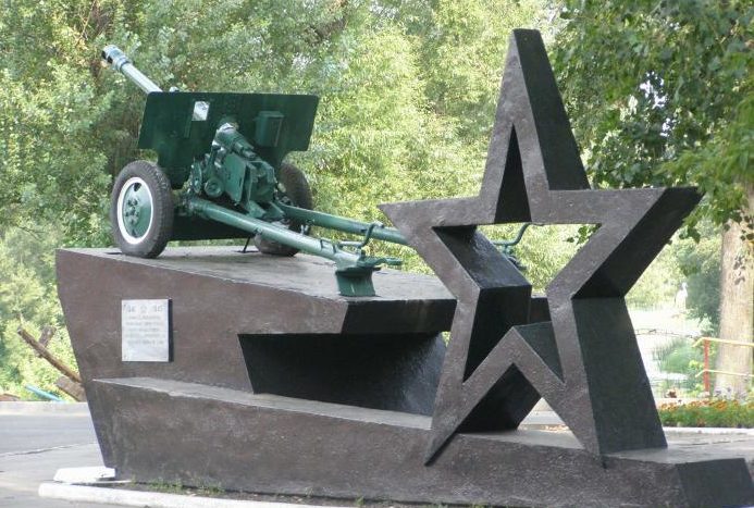 г. Добруш. Памятник-орудие ЗИС-3 установлено в память о воинах 73-й Новозыбкоской дивизии, освободивших город в октябре 1943 года. 