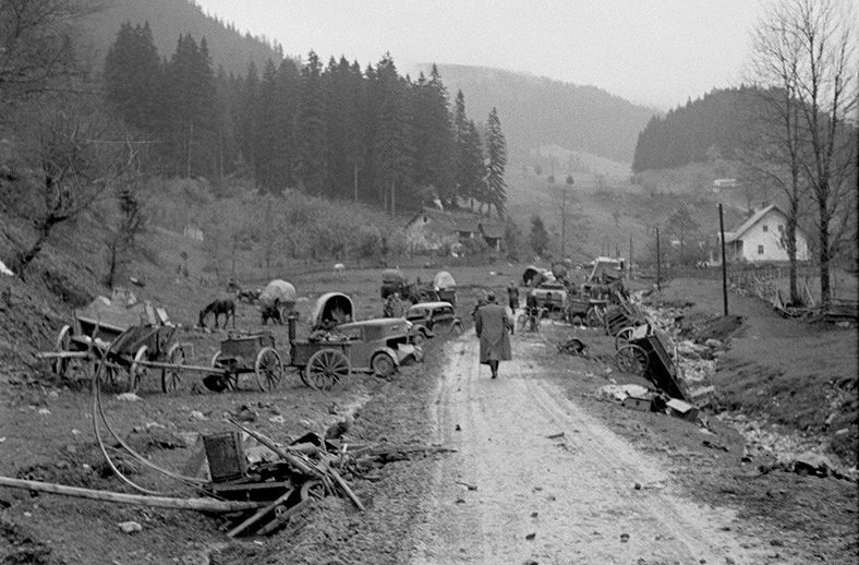 Разбитый немецкий обоз в горах. Март 1945 г. 