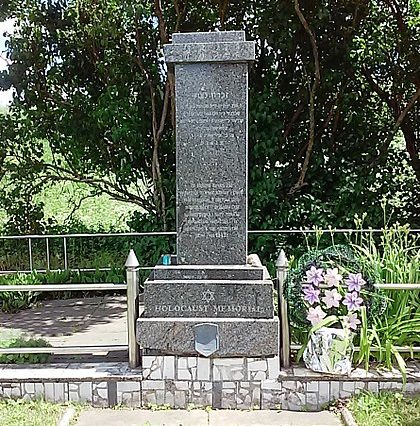 г. Новогрудок. Памятник, установленный на братской могиле, в которой похоронено 950 узников Любчанского гетто.