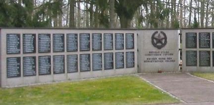 г. Людвигсфельде. Памятник, установленный у братских могил, в которых похоронен 391 советский воин.