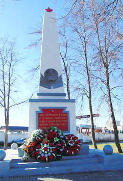 г. Гродно. Памятник по улице Победы, 17/1, установленный на братской могиле, в которой похоронено 8 советских воинов, погибших при обороне города в июле 1941 г. 