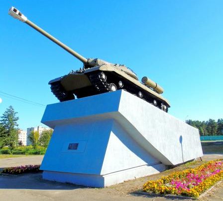 г. Добруш. Памятник-танк ИС-3 был установлен в 1982 году в честь воинов-освободителей города.
