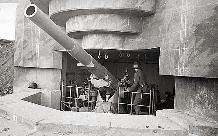 Орудия береговой батареи. Па-де-Кале. Франция. 1944 г.