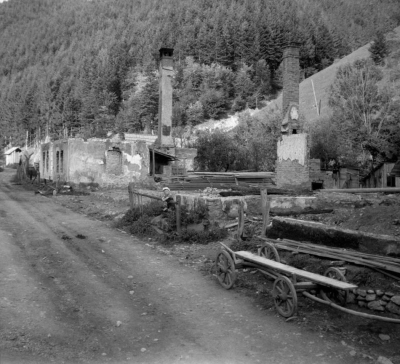Сожженная карателями деревня в горах. Апрель 1945 г.