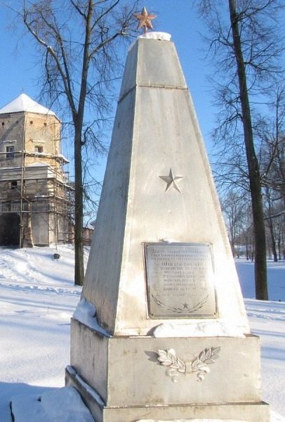 д. Черешля Новогрудского р-на. Памятник, установленный на братской могиле, в которой похоронено 7 партизан.