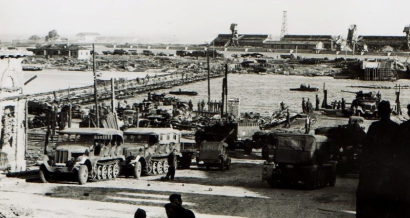 Понтонная переправа через Дон, сооруженная немцами. Август 1942 г.