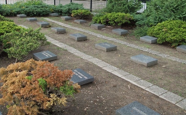 Индивидуальные могилы на кладбище.