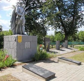 д. Марьино Добрушского района. Памятник установлен на братской могиле, в которой похоронено 287 советских воинов, погибших в 1943 году.