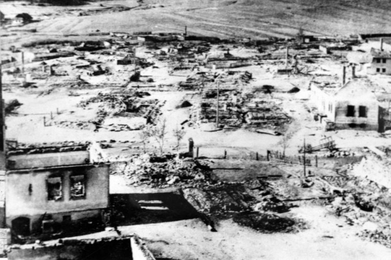Сожженная карателями деревня в горах. Апрель 1945 г.