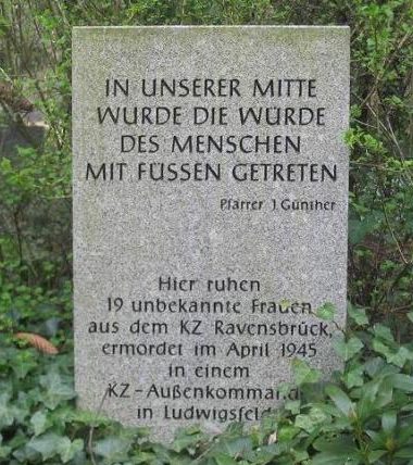 г. Людвигсфельде. Памятник на братской могиле заключенных, погибших в концлагере Ravensbrück. 