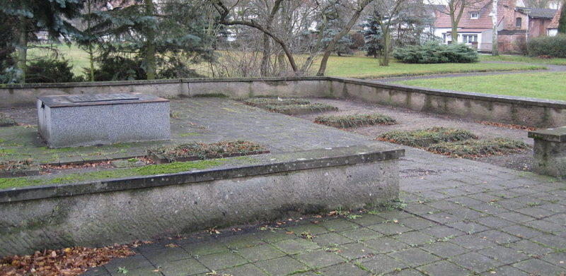 Братские могилы на мемориале.