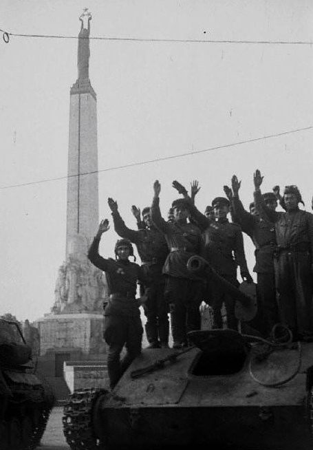 Красноармейцы у памятника Свободы Латвии. Октябрь 1944 г.