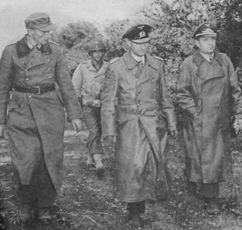 Генерал-майор Ханс фон-де-Мозель и другие немецкие офицеры сдаются в Бресте.