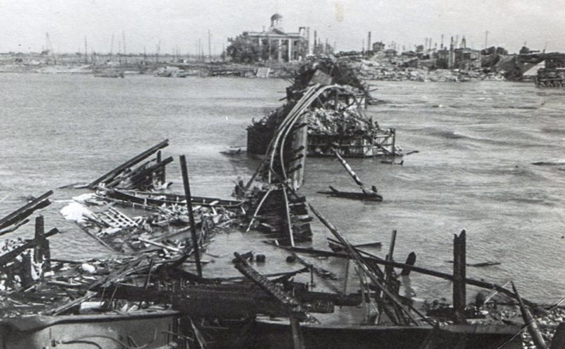 Разрушенный «Литерный» мост. Август 1942 г.