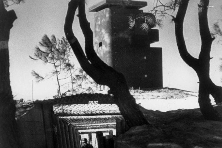 Замаскированный бункер в Пиренеях. 1944 г.