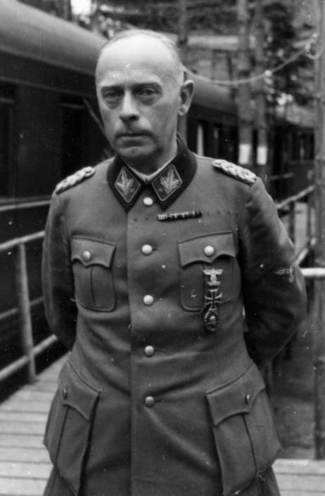 Карл Пфеффер-Вильденбрух командовал корпусом в последние месяцы, сражаясь в Будапеште.