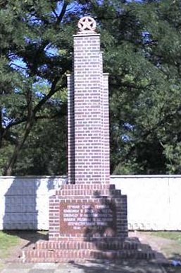 г. Люббенау. Памятник, установленный у братских могил, в которых похоронено 343 советских воина.