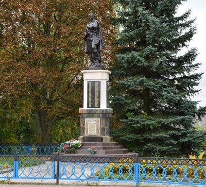 Агрогородок Индура Гродненского р-на. Памятник, установленный на братской могиле, в которой захоронено 243 советских воина. 