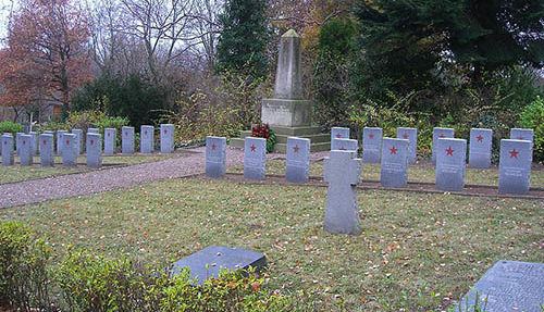 г. Плау-ам-Зе. Воинское кладбище, где захоронены советские немецкие солдаты, а также беженцы.