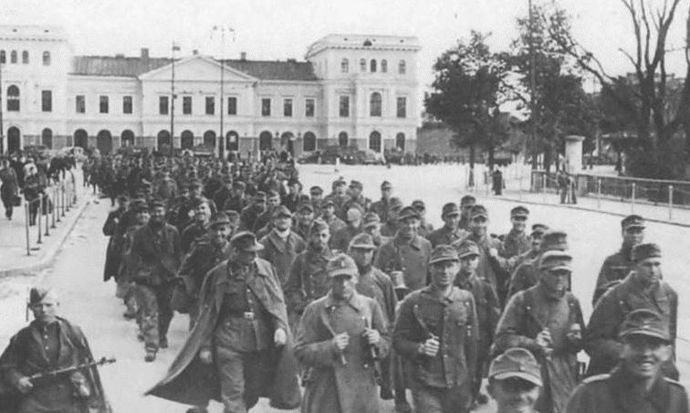 Немецкие военнопленные в Риге. Октябрь 1944 г.