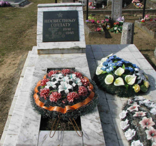 Агрогородок Квасовка Гродненского р-на. Братская могила, в которой захоронено 9 неизвестных воинов. 