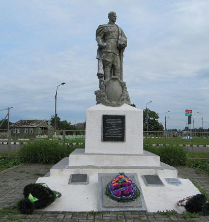 д. Довск Рогачевский р-на. Памятник, установленный на братской могиле, в которой похоронено 139 советских воинов.