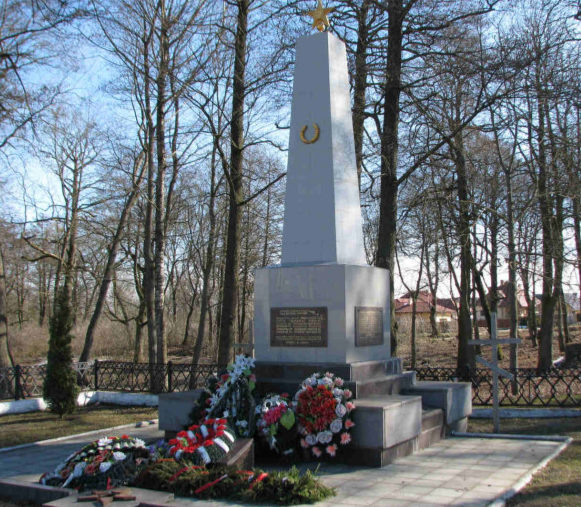 Агрогородок Коптеевка Гродненского р-на. Памятник, установленный на братской могиле, в которой похоронен 101 советский воин. 