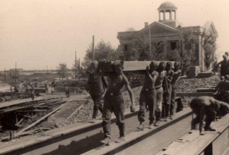 Немцы восстанавливают «Литерный» железнодорожный моста. Август 1942 г.