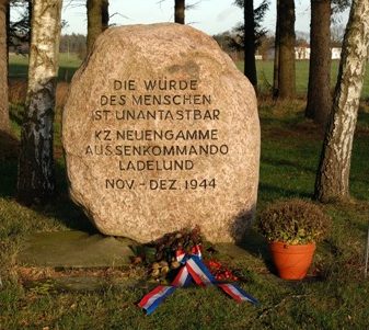 Мемориальный камень и памятник на месте концлагеря.
