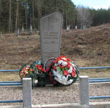 д. Локно Гродненского р-на. Памятник, установленный на братской могиле, в которой похоронено 13 неизвестных советских воинов. 