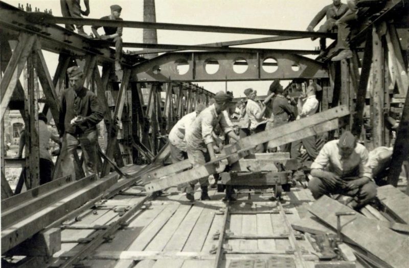 Немцы восстанавливают «Литерный» железнодорожный моста. Август 1942 г.